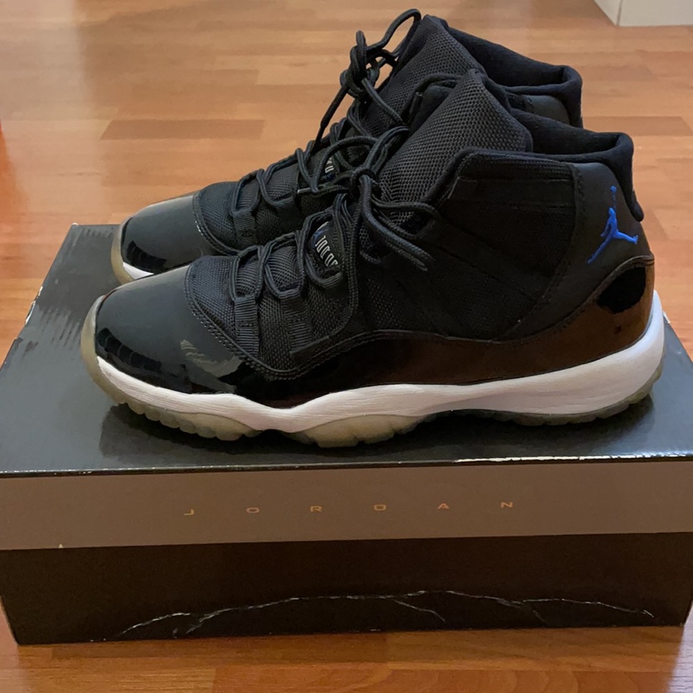 Air Jordan 11 Retro (GS) size 6Y (women size 7.5)